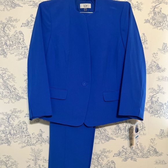 Le Suit, New, Two-Piece Pantsuit - Picture 12 of 14